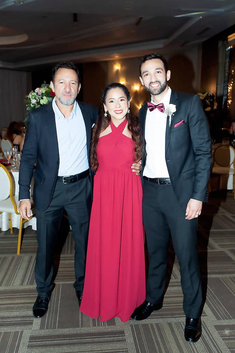 José Luis Orellana con Stephanie y Fabio Rivera.