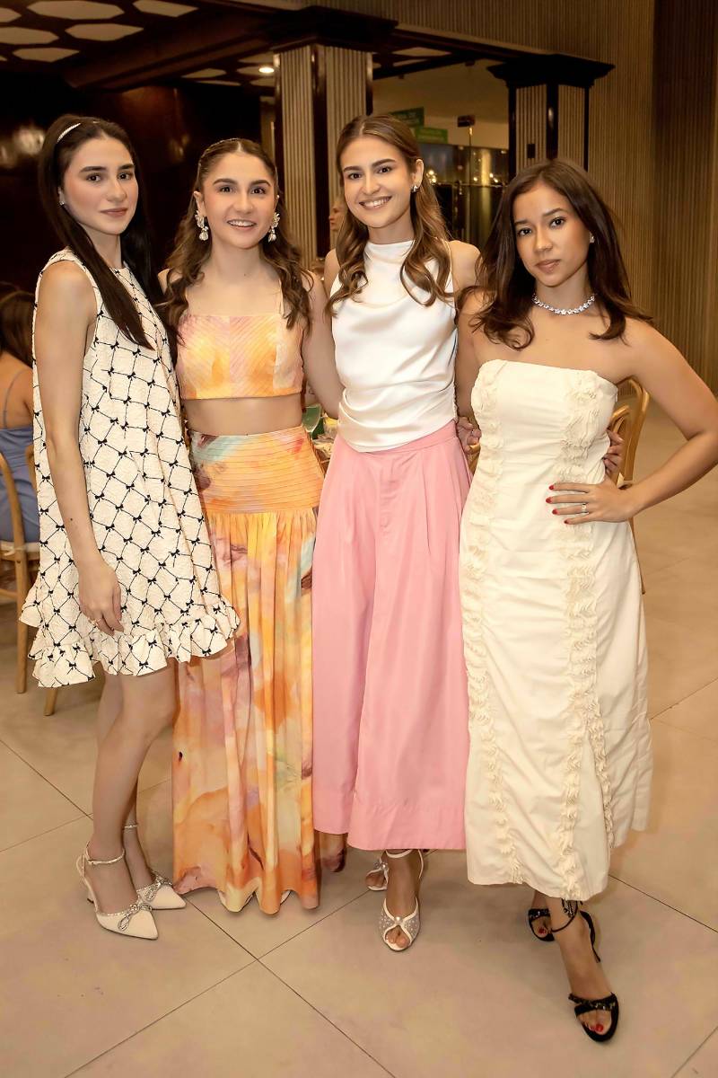Tiziana, Wanda Mainardi, Ana Lucía Irias y Natalia Naveda. 