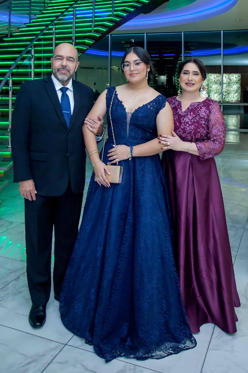 Yessica Ortíz Mirena con sus padres Juan Francisco Ortiz y Yessika Mairena.