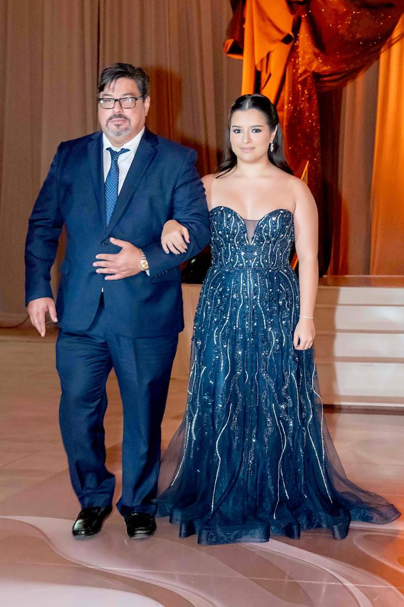 Victoria Lucia Flores García con su padre Arturo Flores. 
