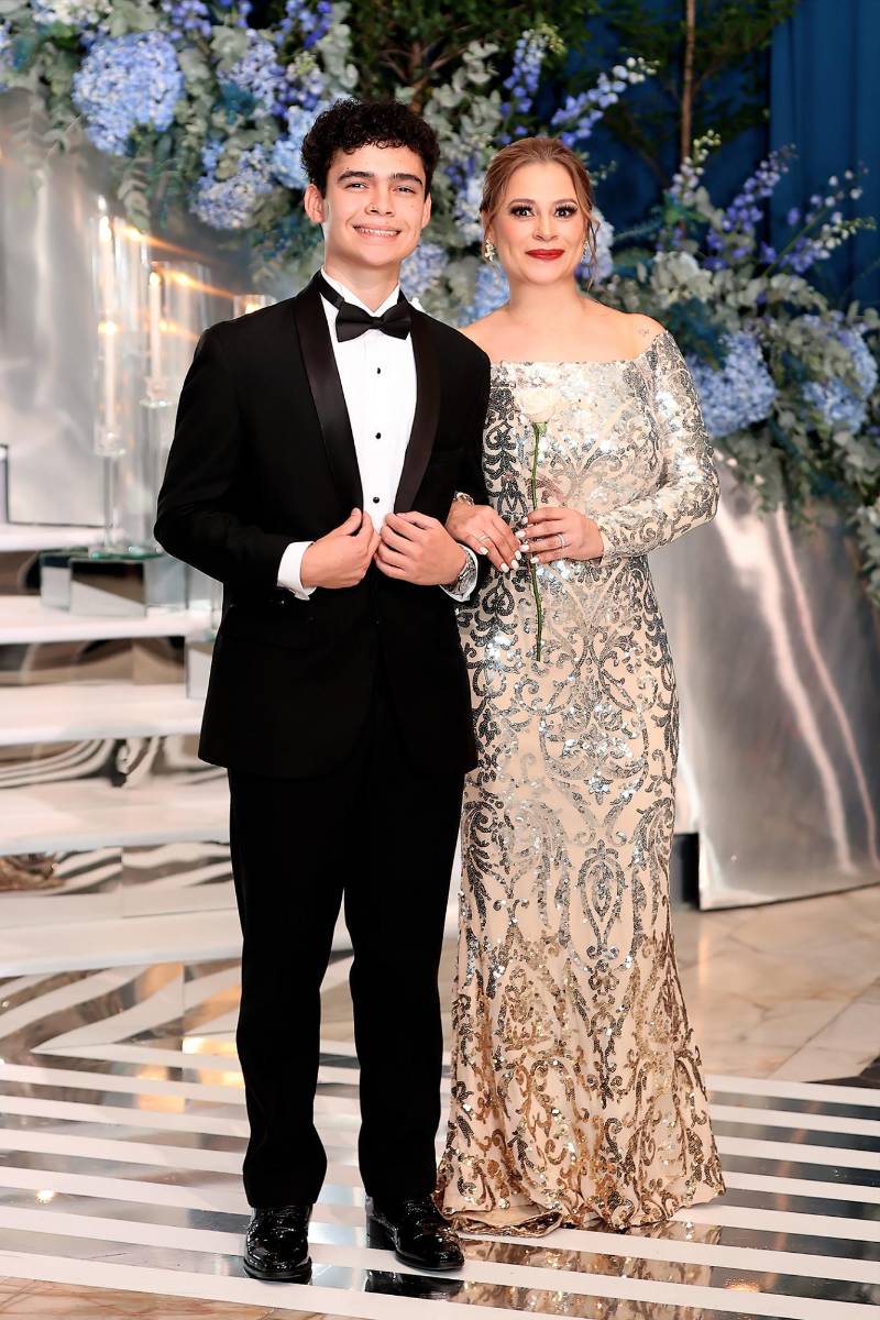 Alex Gabriel Hernández Aguirre con su madre Gabriela 