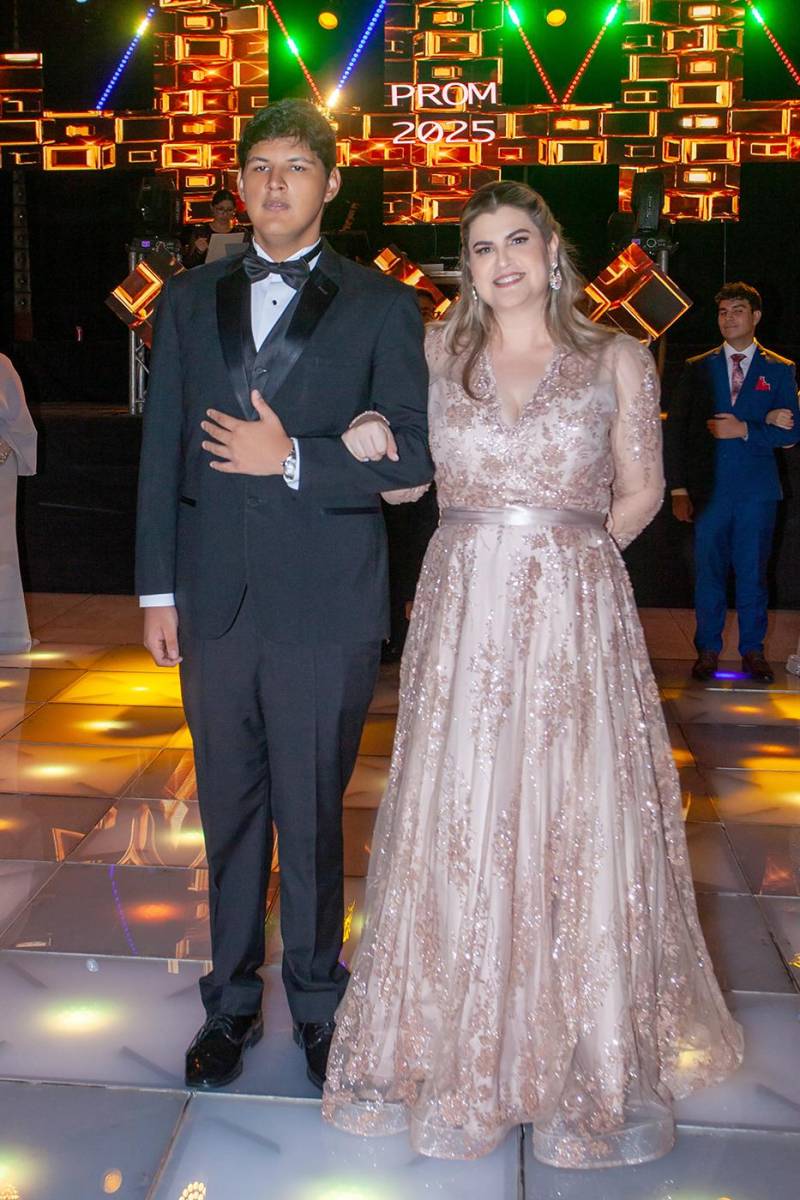 Mario Alfredo Cruz Thumann con su madre Anyel Thumann.