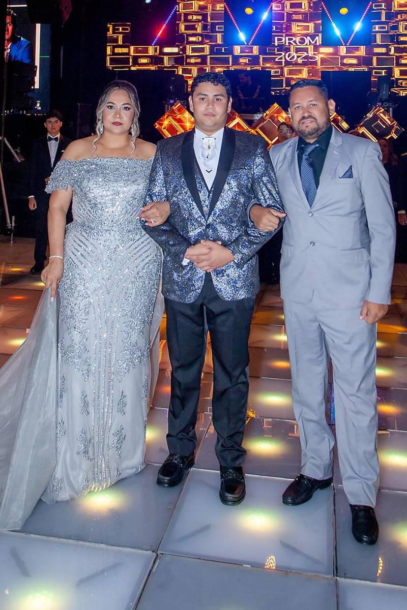 Marlon David Ramírez Rivera con sus padres Marlon Ramírez y Jenny Rivera