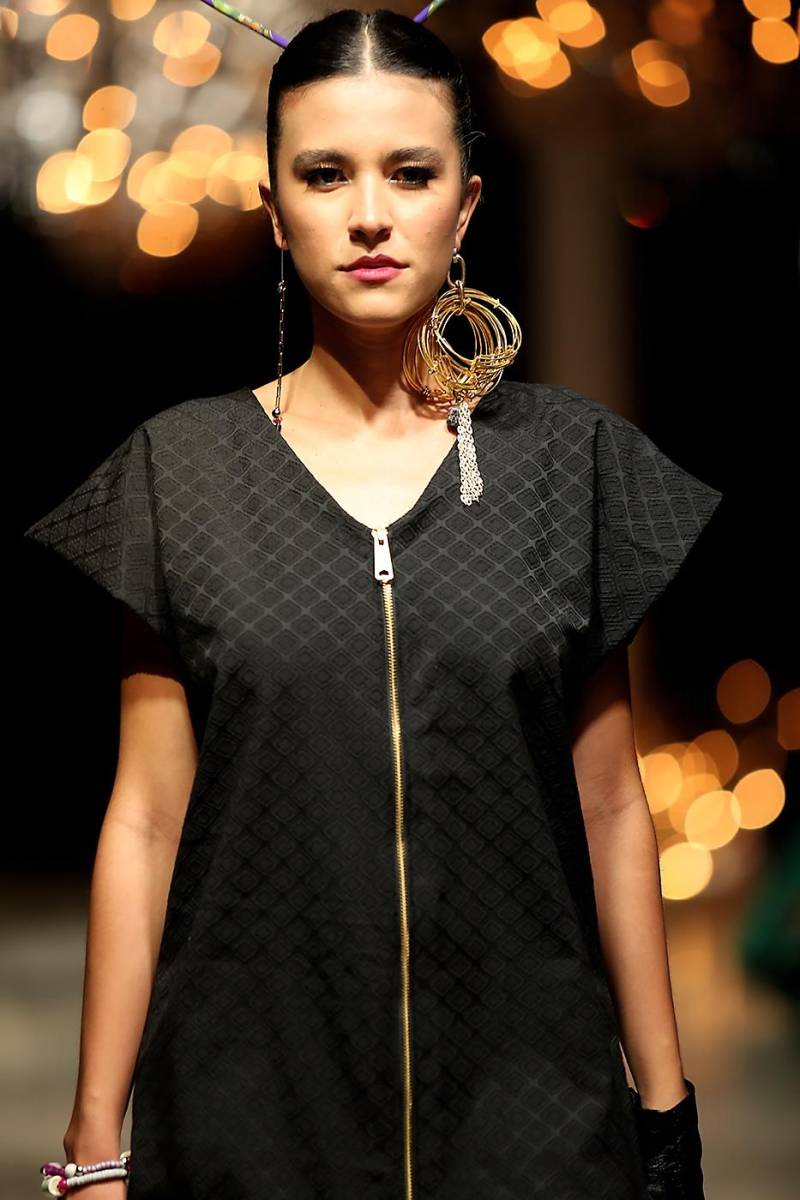 Accesorios basados en la influencia de la estética asiática con materiales en tonos metálicos neutros con detalles modernos firmados por Don Camazots brillaron en <i>Enigmática.</i>