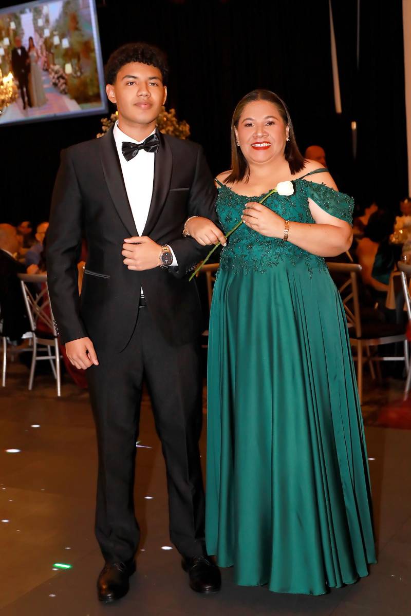 Marlon Salgado y madre Martha Corea. 