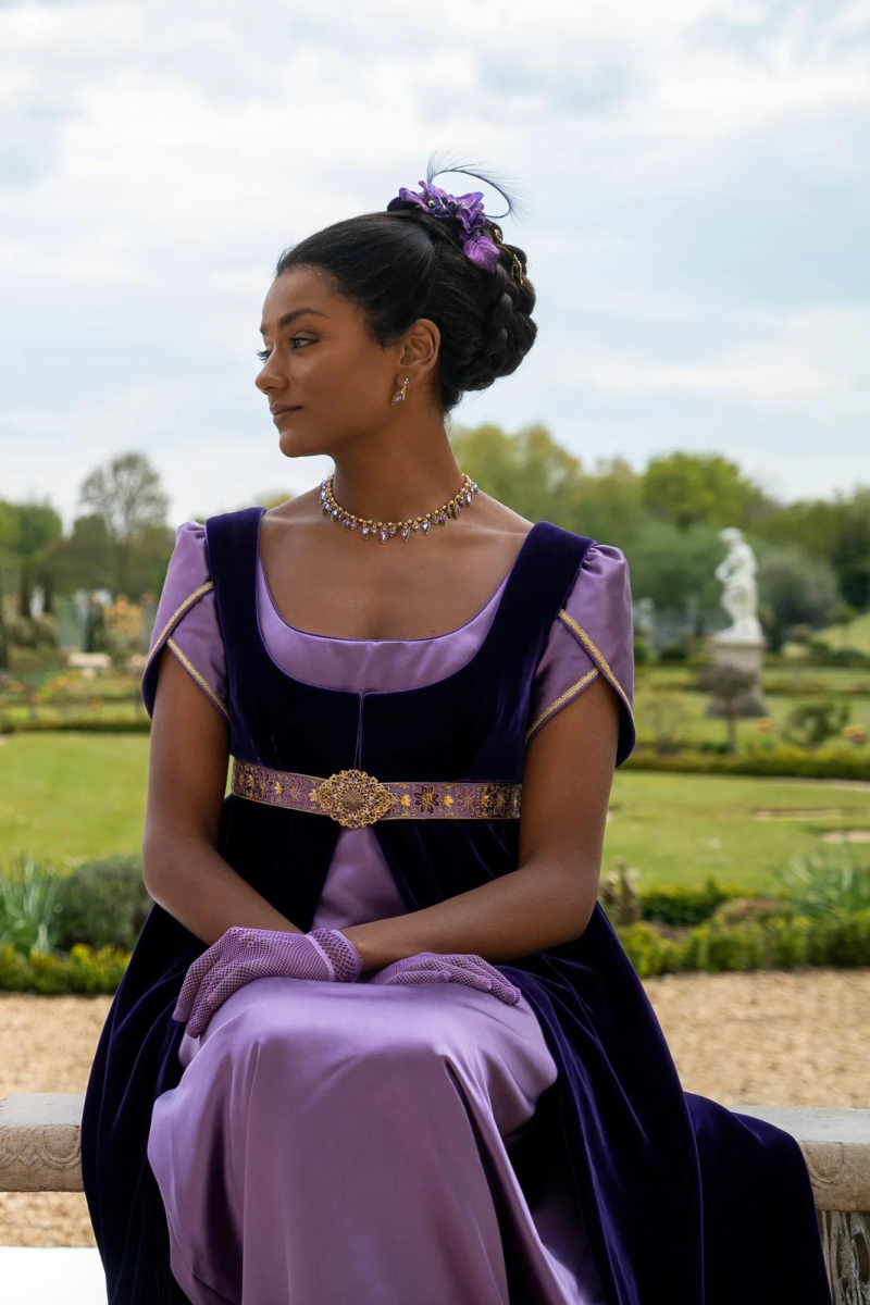 Kate Sharma – Bridgerton. Este personaje de la famosa serie de época nos cautivó con todos sus trajes. Para recrear este look necesitarás un vestido morado a dos tonos, guantes y aretes del mismo color. 