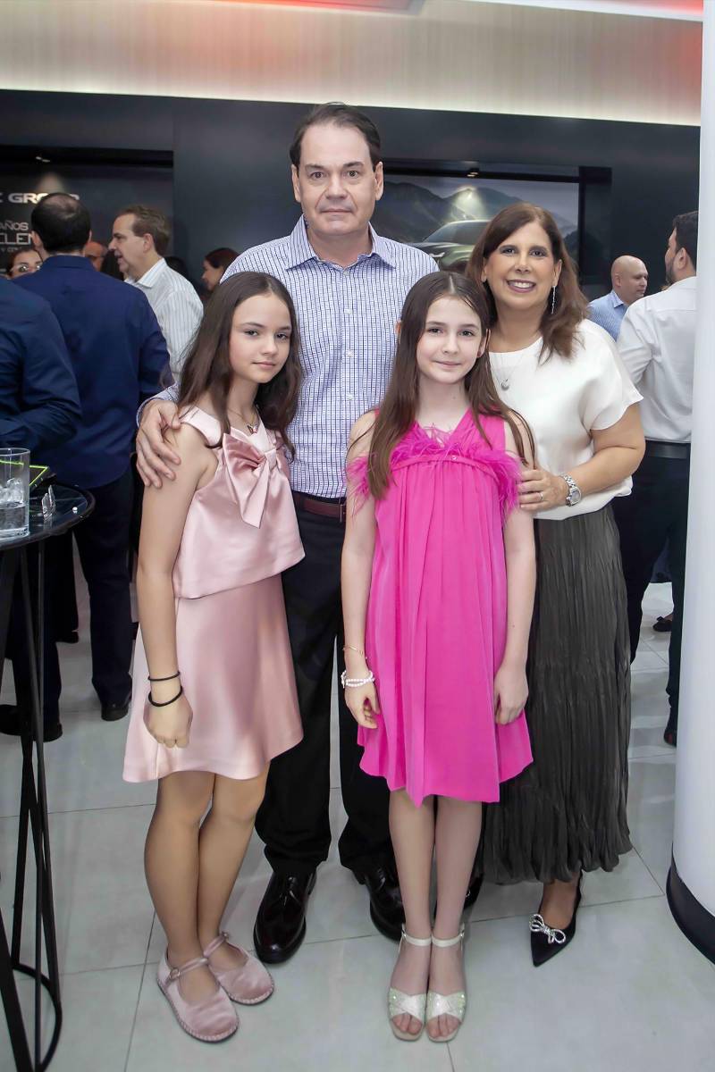 Juan y Alexandra Vogelsang con sus hijas.