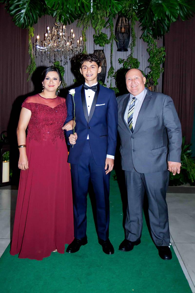  Luis Mejía Gutiérrez con sus padres Luis Mejía y Alejandra Gutiérrez. 