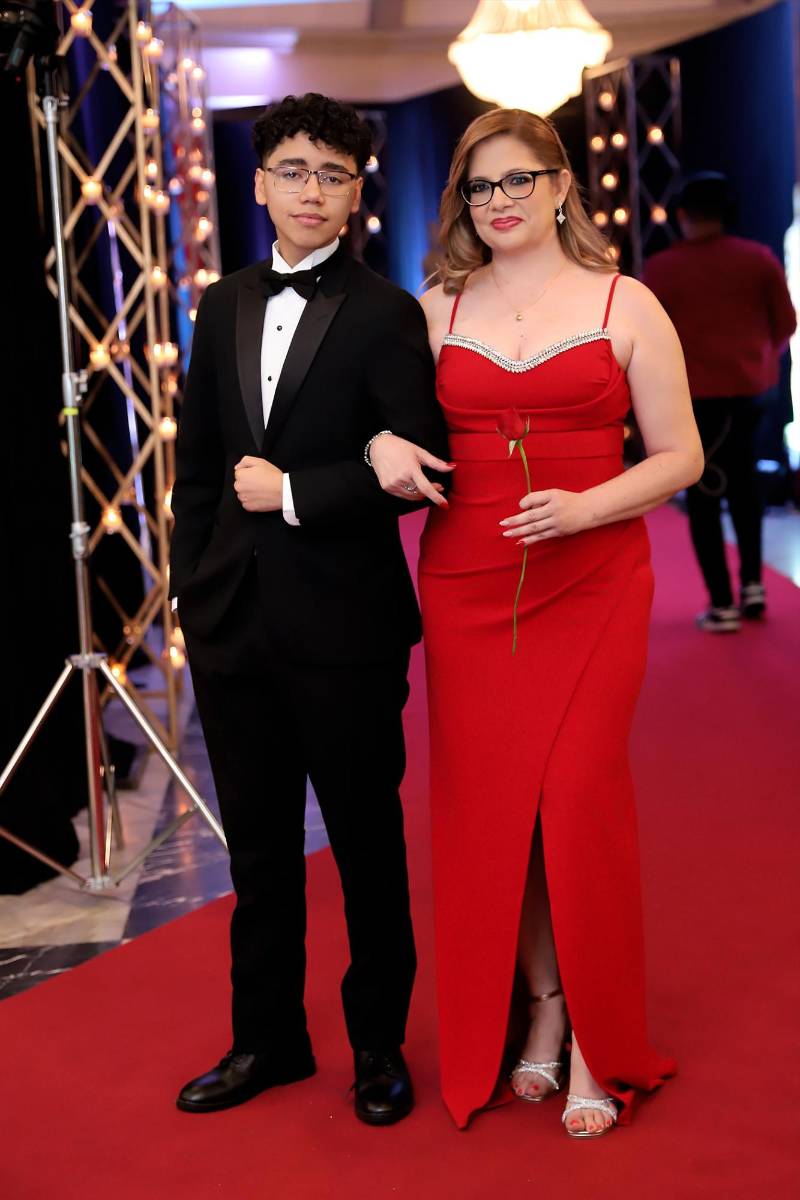 Desfile padres e hijos de la prom 2025 del Instituto San José del Carmen