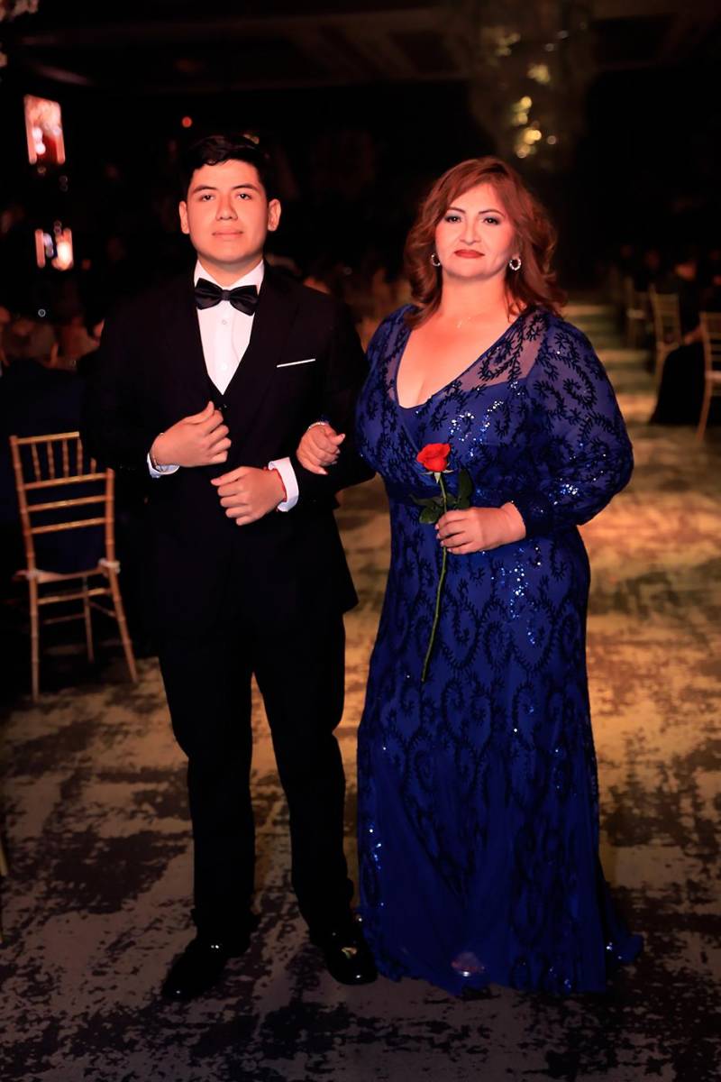 Desfile padres e hijos de la prom 2025 de DelCampo School