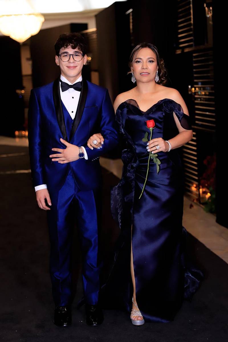 Desfile padres e hijos de la prom 2025 de DelCampo School