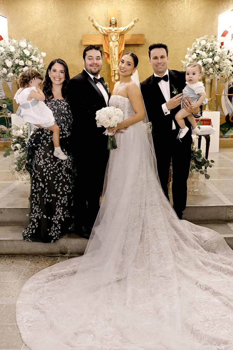 Ariana Hernández, Ana Paola Ramírez, Fernando e Isabela Bustillo con André y Alessio Hernández.
