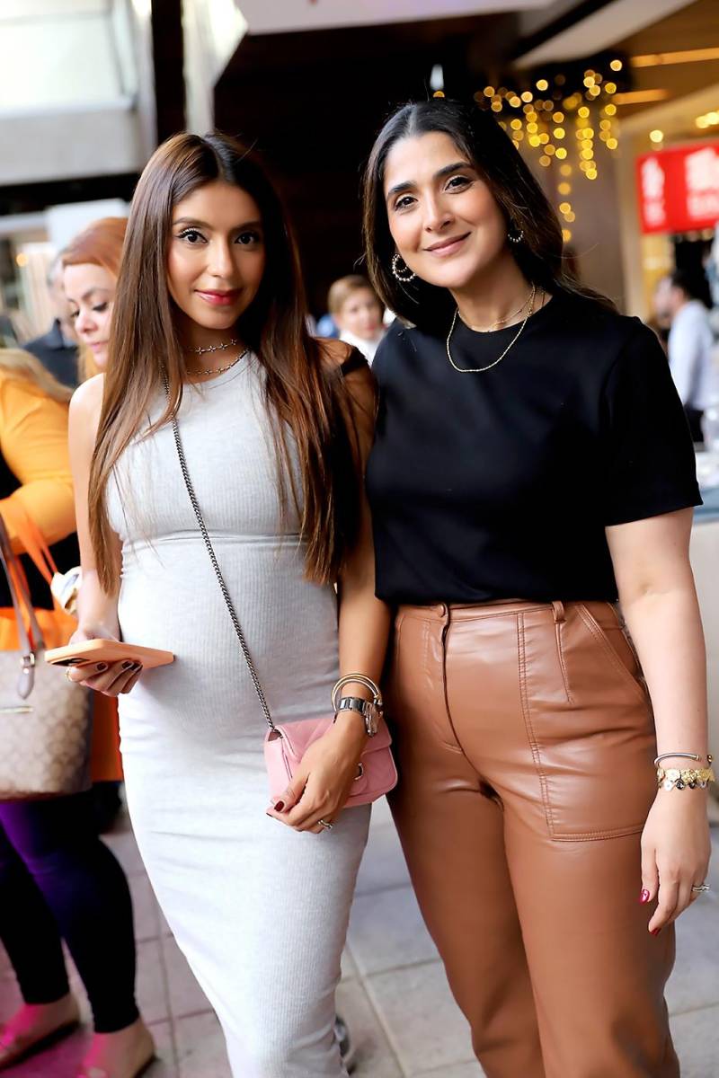 Julie López y Angélica Lama. 