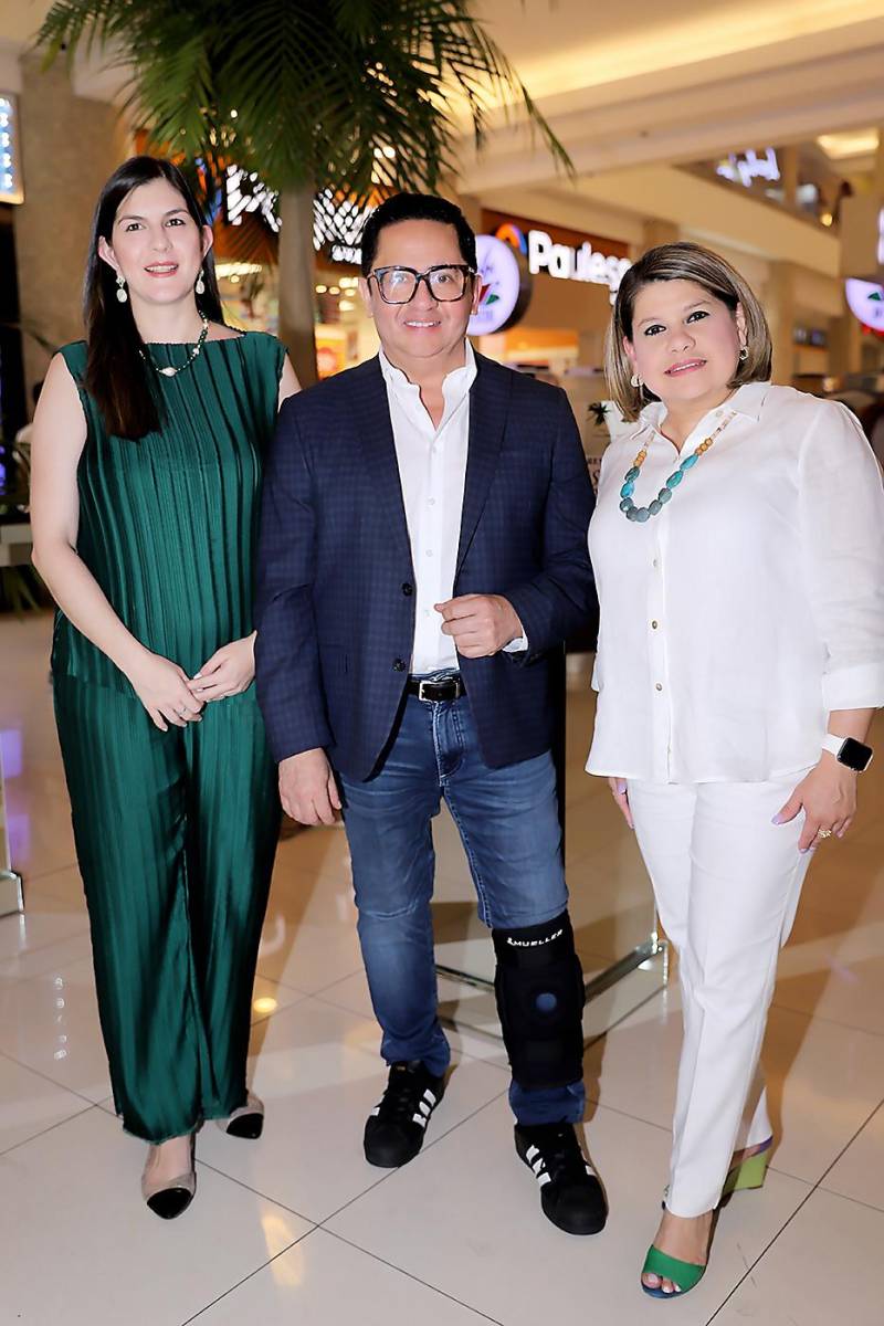 Mariel Rivera, Miguel Chong y Andrea Carminals.