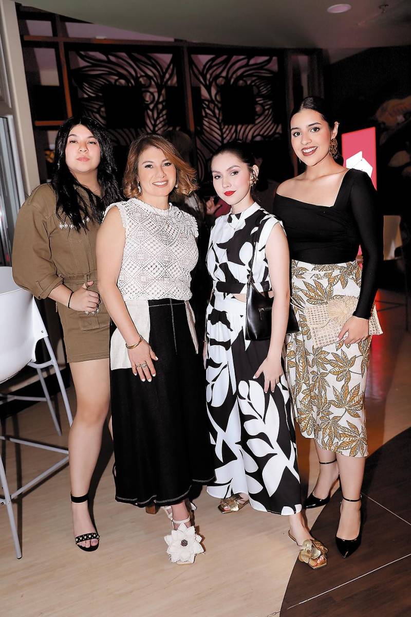 Daniela Ríos, Gladys González, Dariela Fernández y Marcela Pradal.