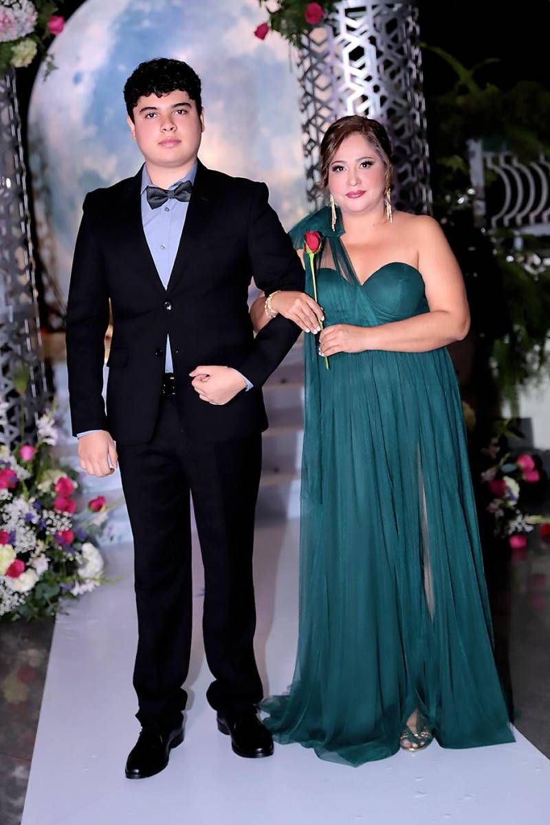 Desfile padres e hijos de la prom 2024 del Instituto San José del Carmen
