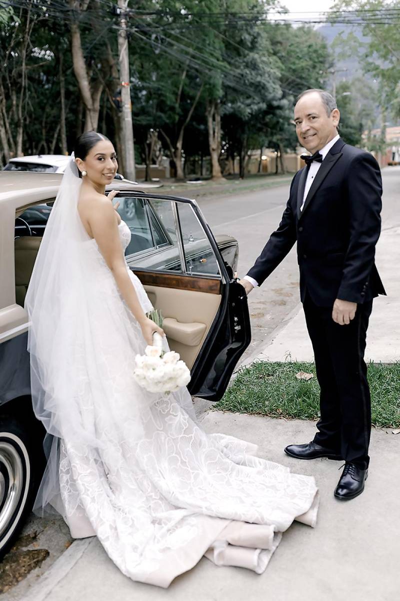 La novia Isabela Ramírez Millares con su padre Carlos Ramírez.