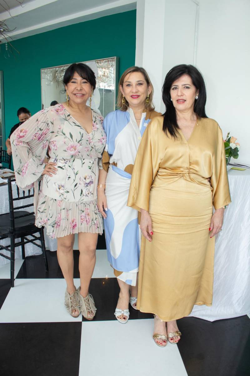 Katy Lagos, Jenny Carrion y Brenda Saravia.