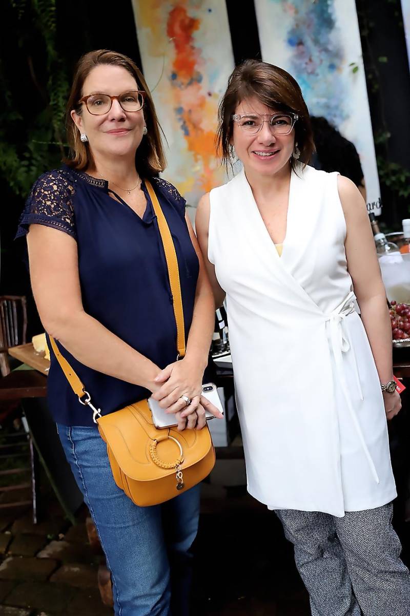 Lorena Midence y la diseñadora de moda Gladys González
