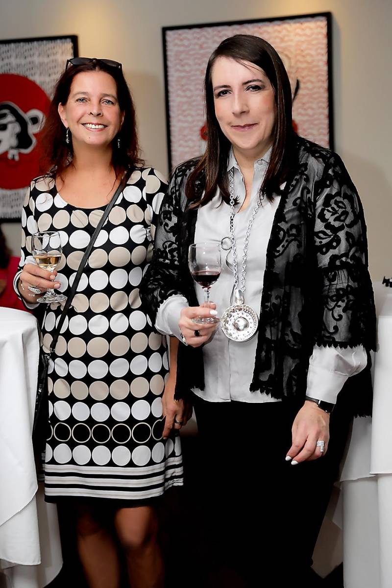 Viktoria Moras, Julia Siri