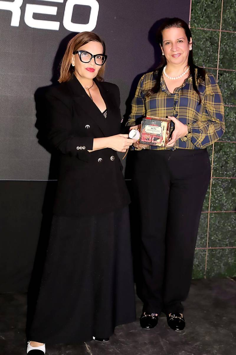 Blanca Bendeck recibió el reconocimiento para Jorge Canahuati de Grupo OPSA/El Heraldo de manos de Karla Simón