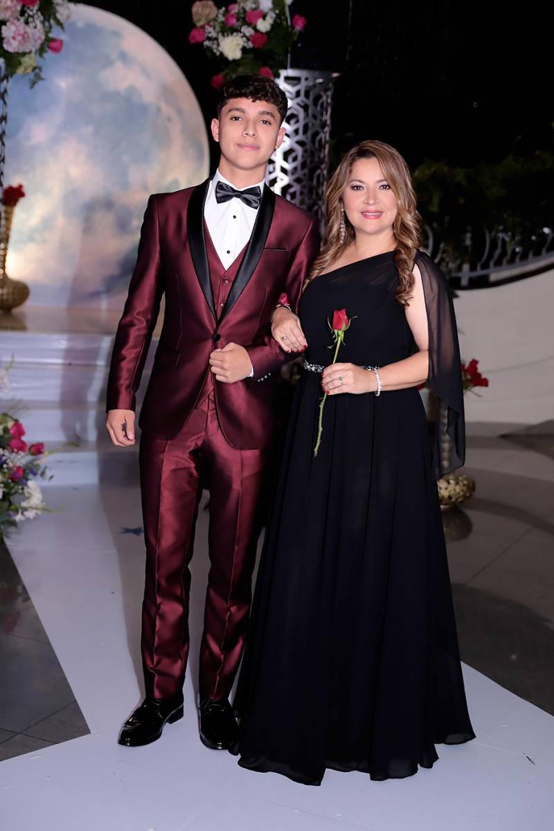 Desfile padres e hijos de la prom 2024 del Instituto San José del Carmen