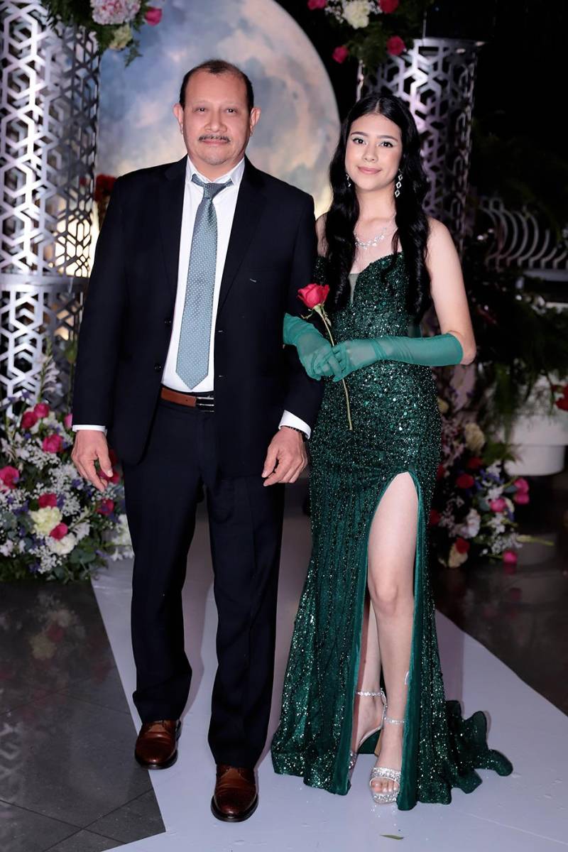 Desfile padres e hijos de la prom 2024 del Instituto San José del Carmen