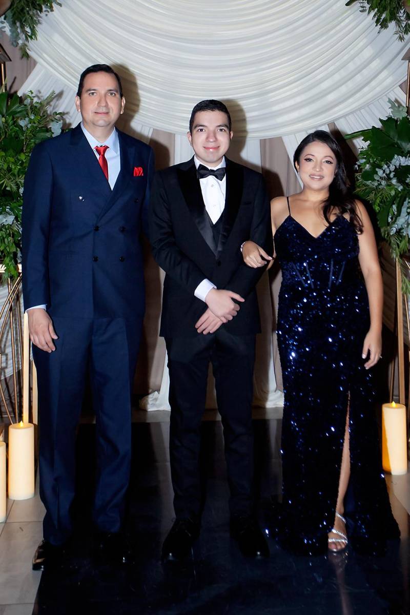 Gustavo Alberto Fiallos Dubón con sus padres Gustavo Fiallos y Karla Dubón