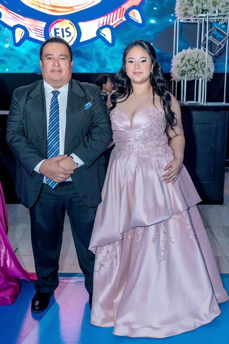 Desfile de Padres e Hijos en la gala de graduación de la Escuela Internacional Sampedrana 2026