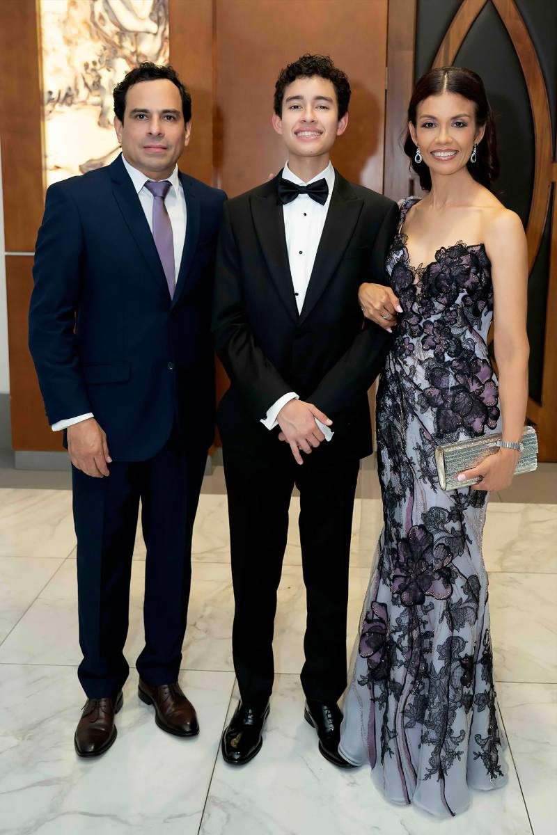 Desfile de Padres e Hijos en la gala de graduación de la Escuela Internacional Sampedrana 2026