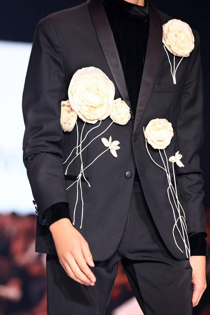 Flores superpuestas con efecto 3D cobran una nueva vida en los blazers de los archivos de Galeano