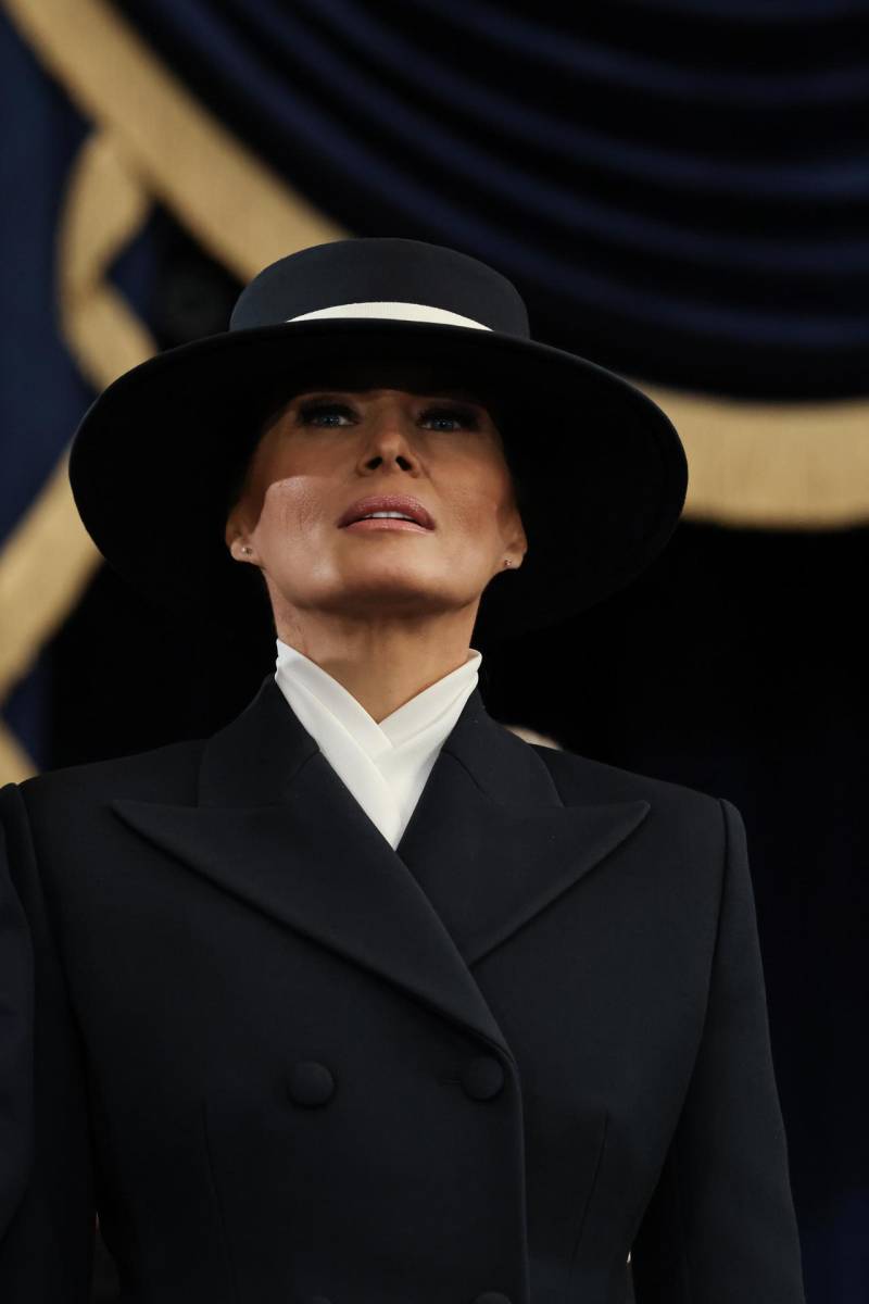 Melania Trump en un sobrio diseño de Adam Lippes y sombrero de Eric Javits, que fue motivo de polémica 