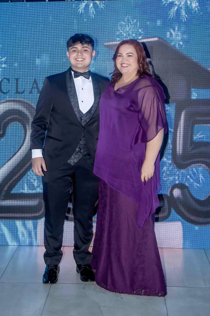 Desfile padres e hijos de la prom 2025 de Saint Peter Academy