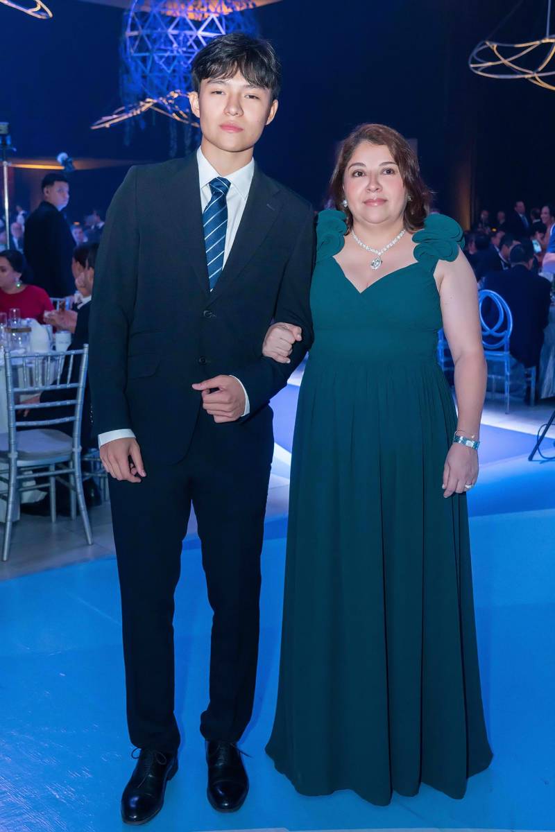 Desfile de Padres e Hijos en la gala de graduación de la Escuela Internacional Sampedrana 2026