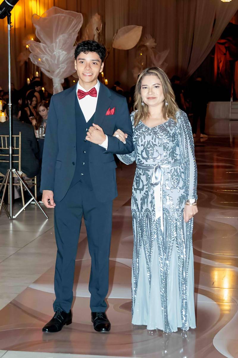 Carlos Rodrigo Amaya Flores con su madre Marcela Flores. 