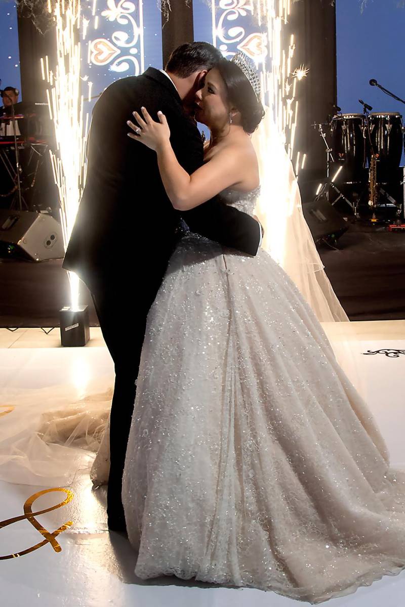 Héctor y Patricia al momento de bailar su canción preferida “Hasta el final” de Ildivo.
