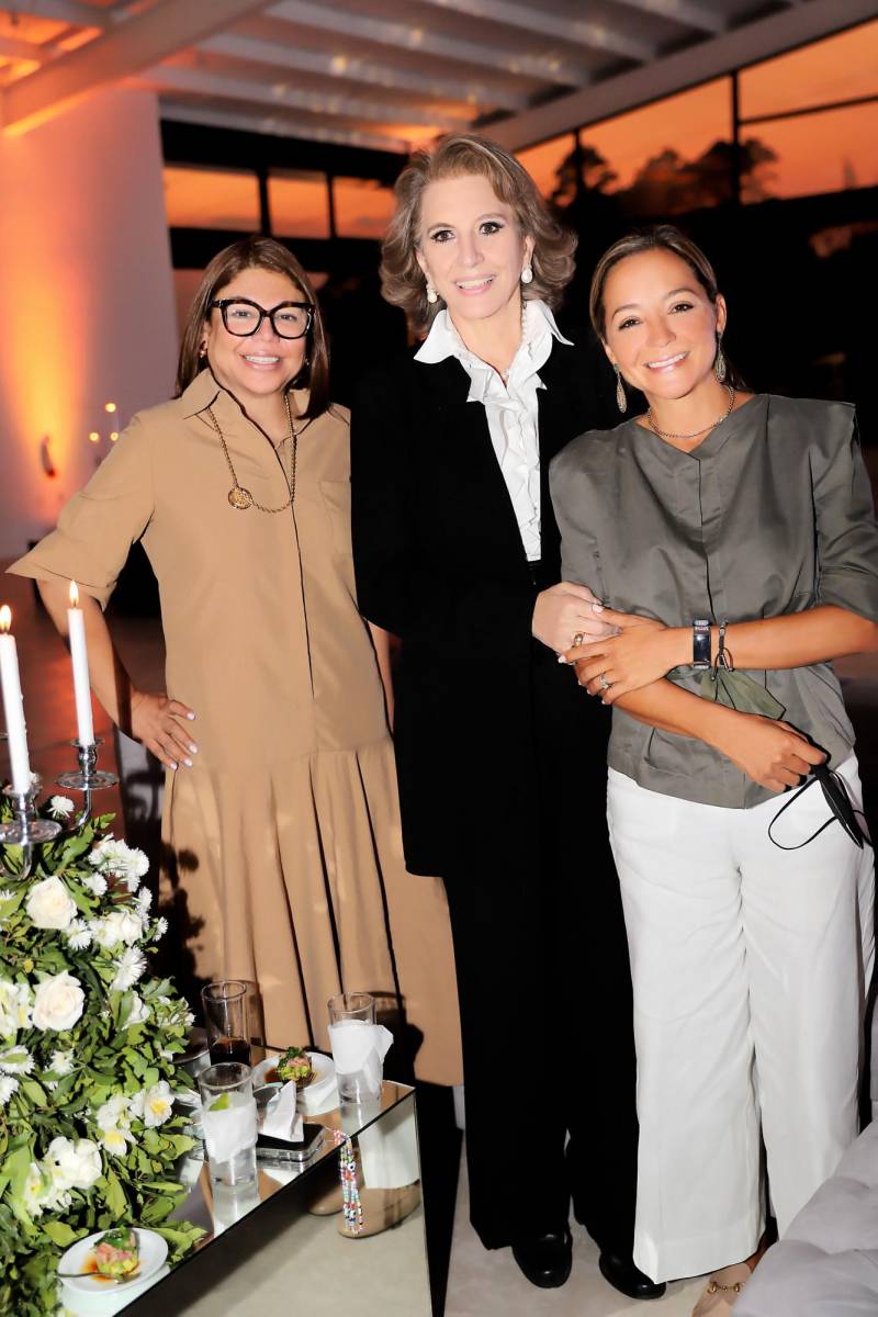 Laura Rivera de Simon, Katherine Saide y Anamaria Durón.