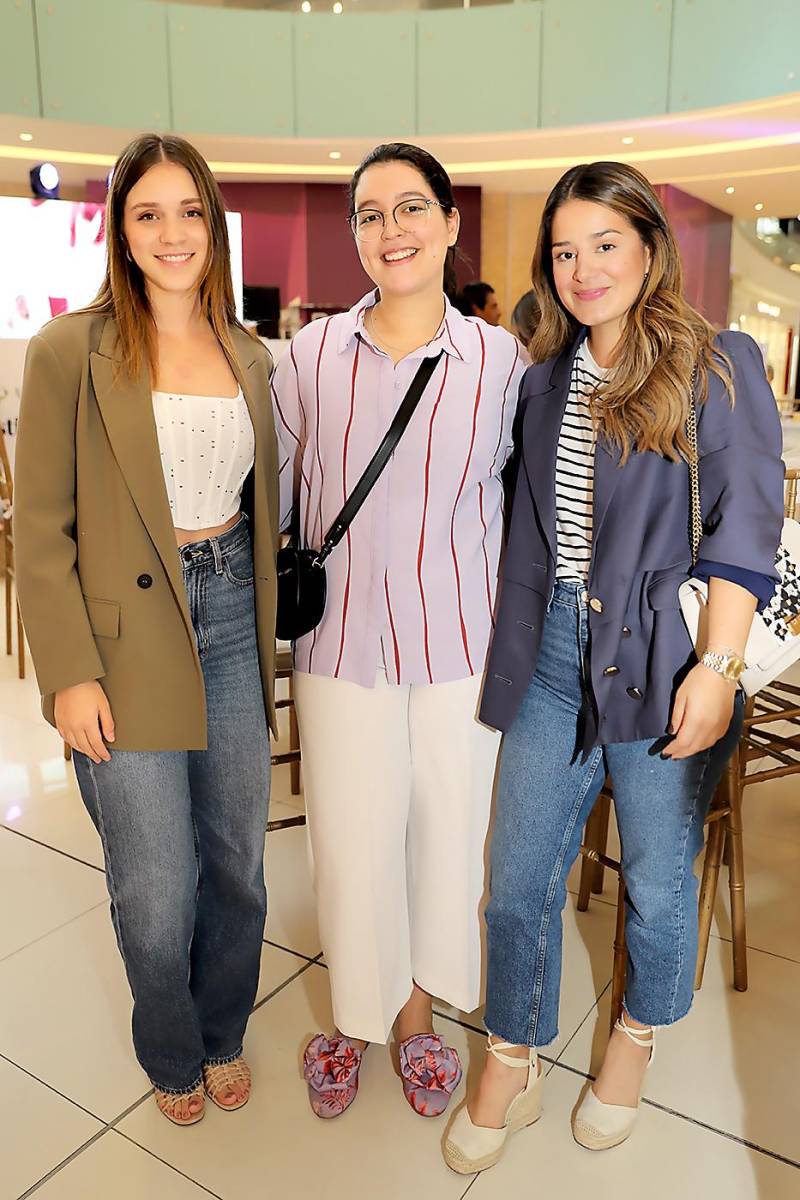 Isabella Fortín, Karelia Rivera y Nicole Deras.