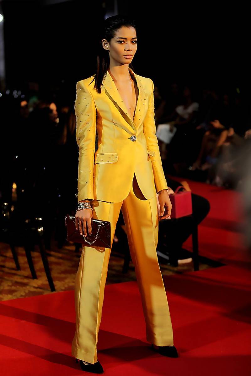 GLAM POWER SUIT Yoyo Barrientos hace honor a su arte sartorial e impone sus power suits como piezas clave del armario femenino, que perfectamente se llevan las noches de fiesta con sutil toque de brillo.