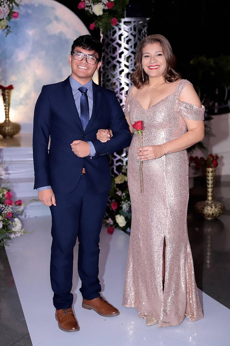 Desfile padres e hijos de la prom 2024 del Instituto San José del Carmen