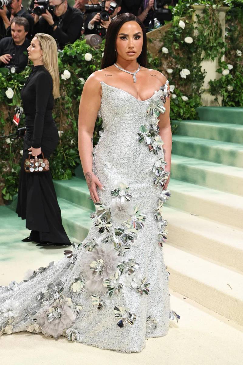 Demi Lovato lució un vestido ceñido de corte sirena firmado por Prabal Gurung.