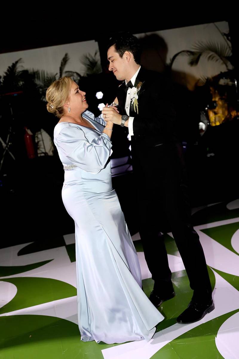 Momento en que el novio baila con su mamá la melodía de Moises Canelo, La Ceiba