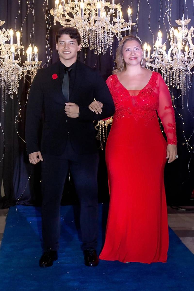 Lourdes Trejo y su hijo Miguel Ángel Echeverri.