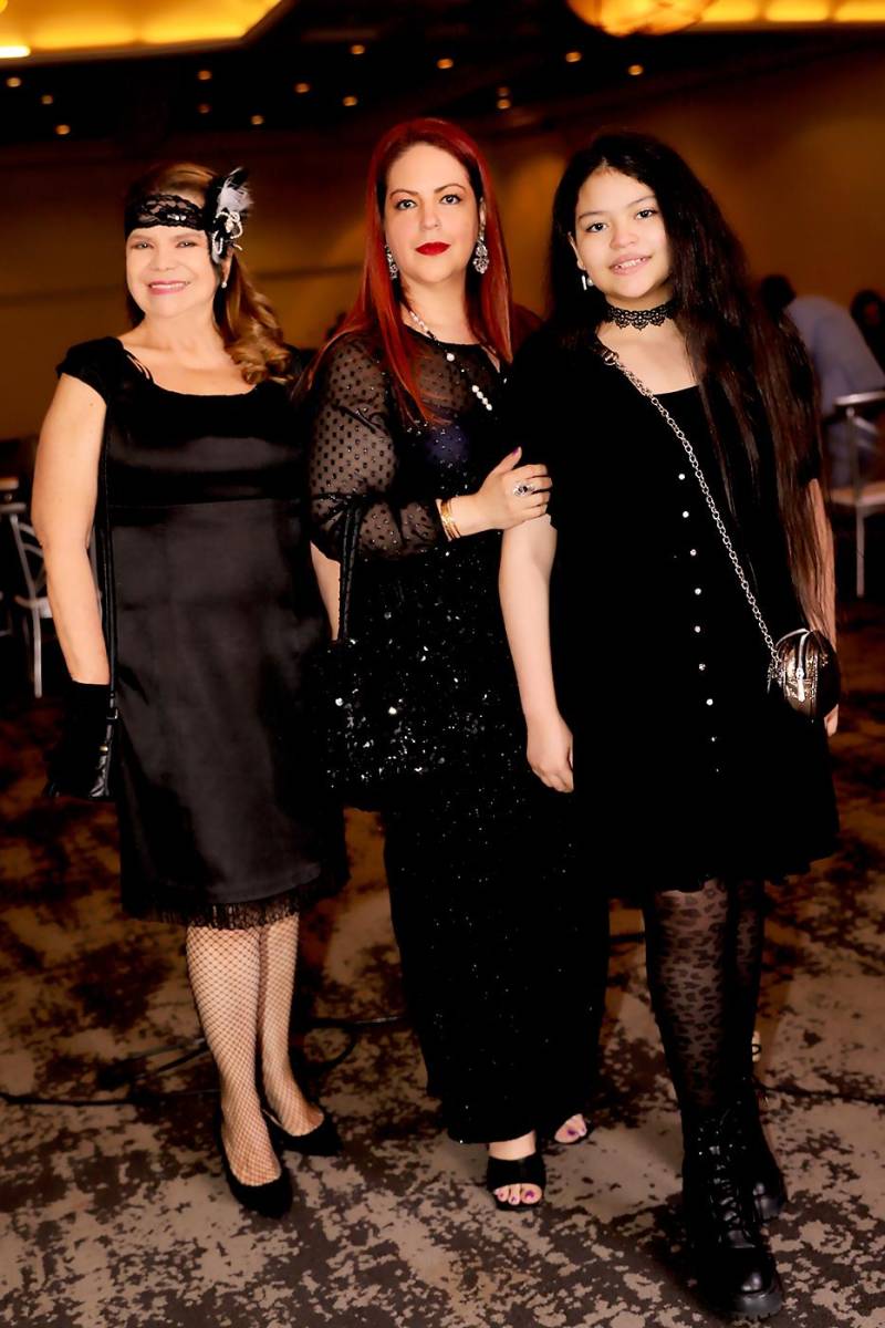 Doris Alvarado con Magda y Lily Rizzo. 
