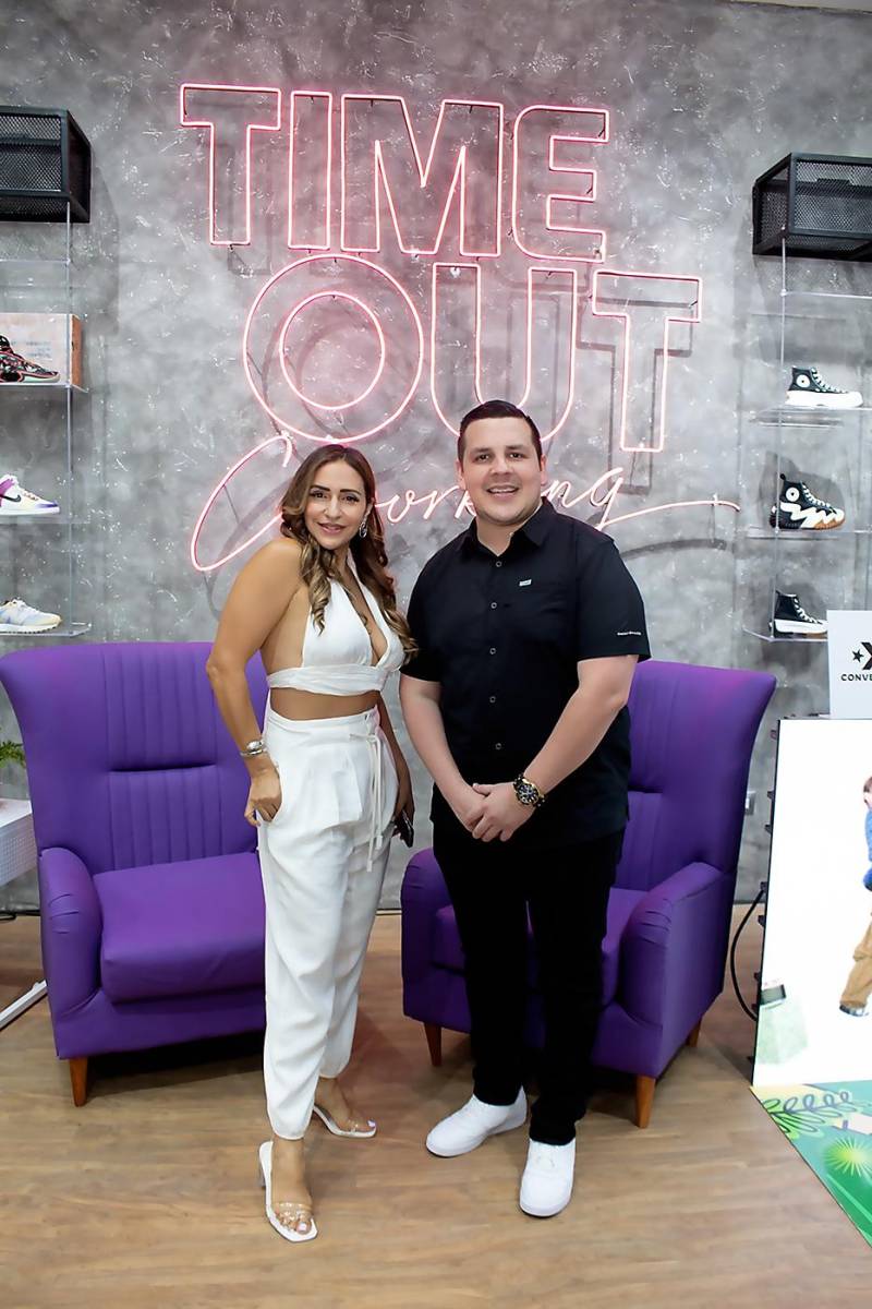 - Kendy Cruz, ejecutiva de Time Out Coworking y Luis Orellana gerente de City Mall.