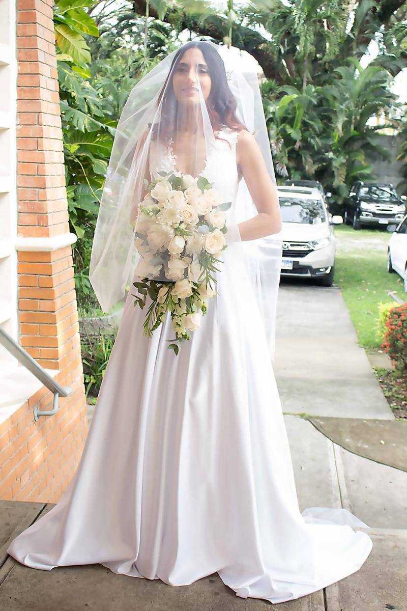  La novia Ivonne Marie Icaza Handal, antes de ingresar altemplo Nuestra Señora de Suyapa