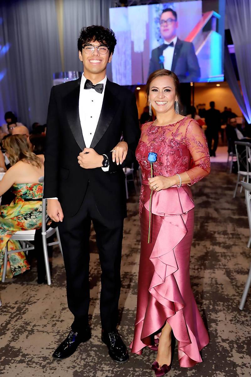 Gustavo Adolfo Napky Arias con su madre Karla Arias-Napky