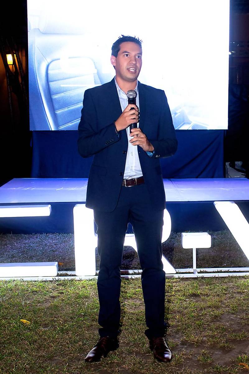 Hugo Flores, gerente de mercadeo Nación Excel, durante la bienvenida a sus clientes y medios de comunicación.