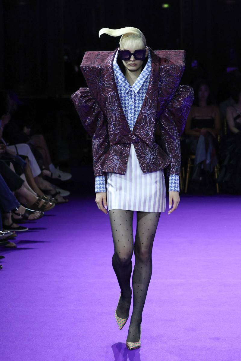 Viktor &amp; Rolf , firma de moda con sede en Ámsterdam, Países Bajos y fundada en 1993 por los diseñadores Viktor Horsting y Rolf Snoeren, presenta una audaz mezcla de estampados con piezas de volúmenes exagerados y un efecto arquitectónico maximalista