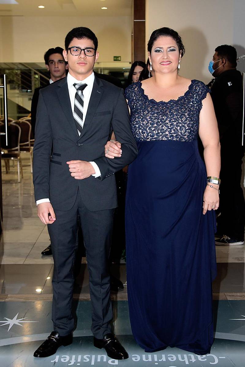 Sebastian Tejada y su madre Mayra Pineda.